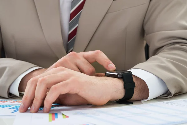 Businessman With Graph And Smart watch — Stock Photo, Image