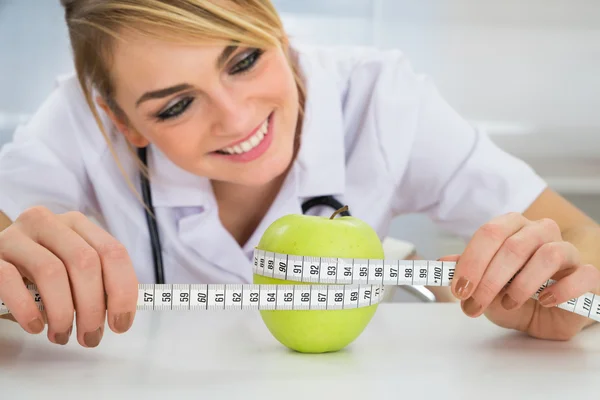 Diëtist meten groene appel — Stockfoto