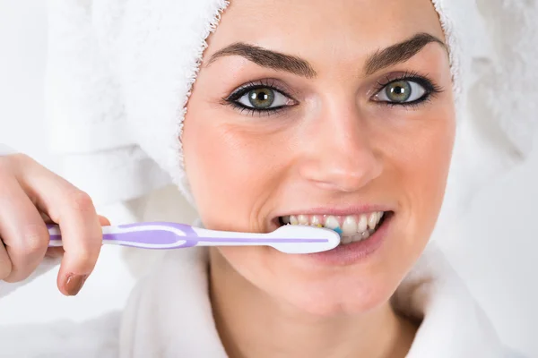 Mulher escovar os dentes — Fotografia de Stock