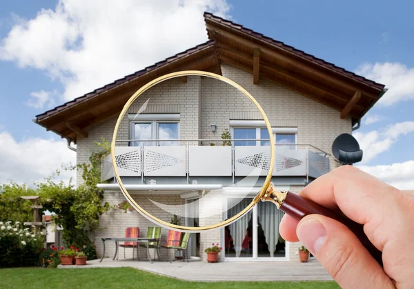 Hand med förstoringsglas — Stockfoto