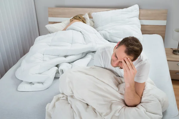 Depressief Man op Bed — Stockfoto