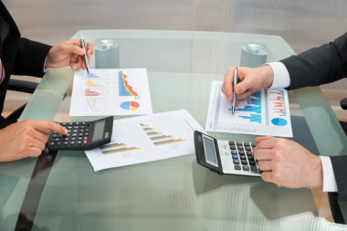 Grafik Masa üzerinde analiz işadamları