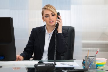 İş kadını telefonda konuşuyor.