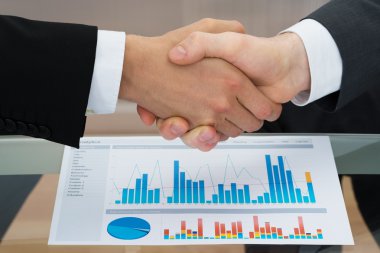 İş adamları el sıkışıyor