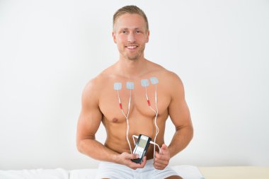 Adamın göğsüne elektrotlar ile