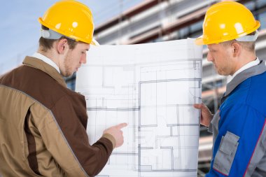 İki tartışırken planı mimarlar