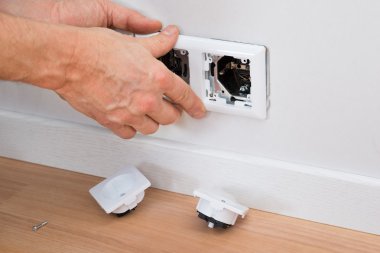 Elektrikçi soket ayarlama