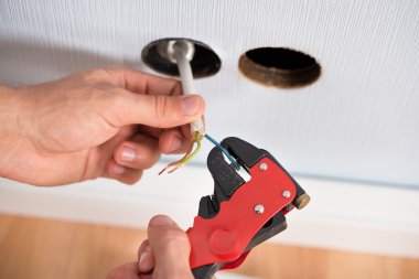 Elektrikçi sıyırma teller eller