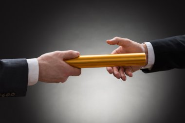 Altın geçen el Baton geçiş