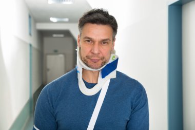 Servikal yaka kullanan engelli adam