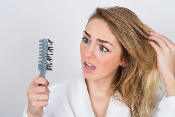 Woman Looking At Comb — Stock Photo, Image