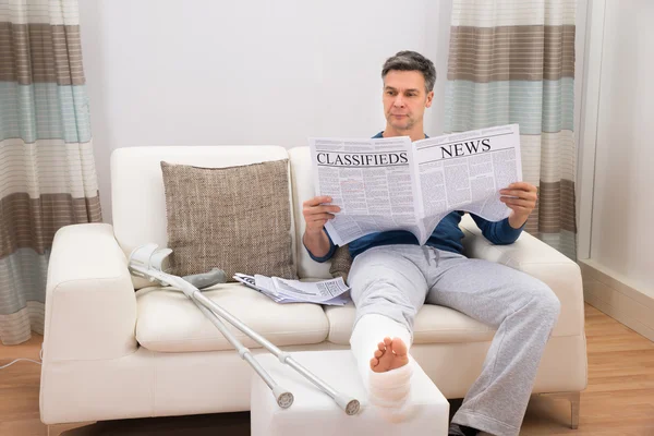 Disabled Man Reading Newspaper — Stock Photo, Image