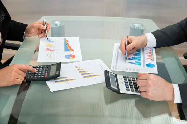 Empresários analisando gráfico na mesa — Fotografia de Stock