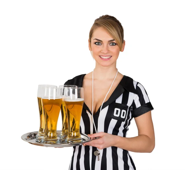 Arbitro donna con bicchieri di birra — Foto Stock