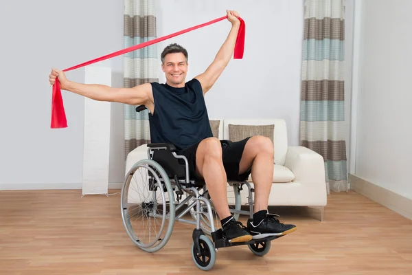 Behinderter Mann im Rollstuhl — Stockfoto
