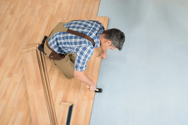 Worker Assembling Laminate Floor — Stock Photo, Image