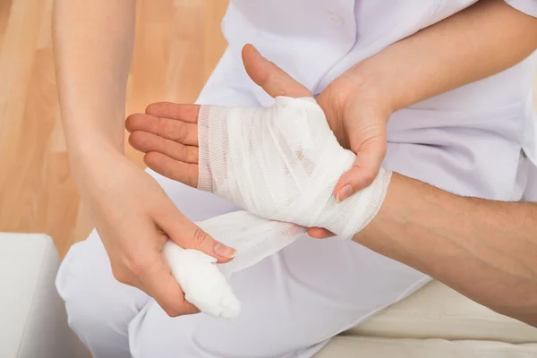 Médico Bandaging Mão do paciente — Fotografia de Stock