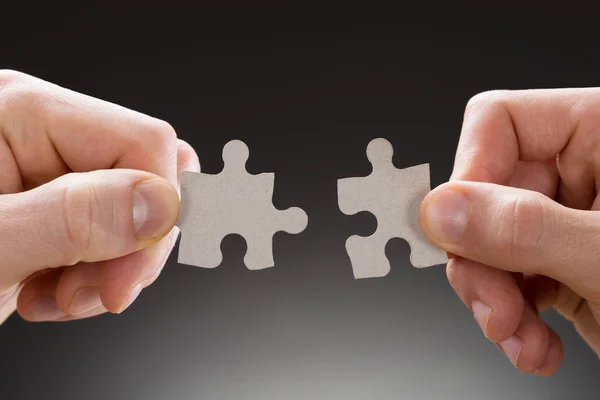 Hands Holding Jigsaw Pieces — Stock Photo, Image