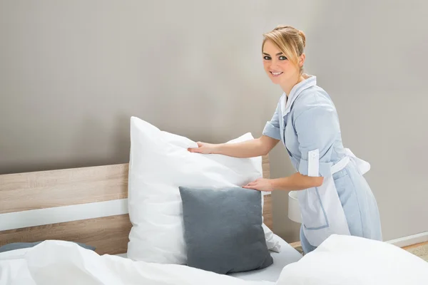 Housekeeping Worker Arranging Pillows — Stock Photo, Image