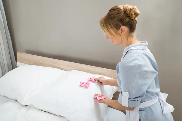 Housekeeper Decorating Pillows — Stock Photo, Image