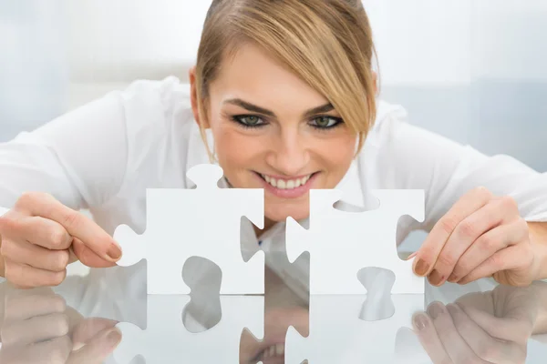 Businesswoman Holding Pieces Of Jigsaw Puzzle — Stock Photo, Image