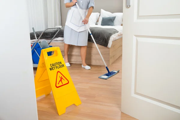 Cameriera pulizia pavimento — Foto Stock