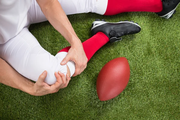 Jogador de futebol americano com lesão — Fotografia de Stock