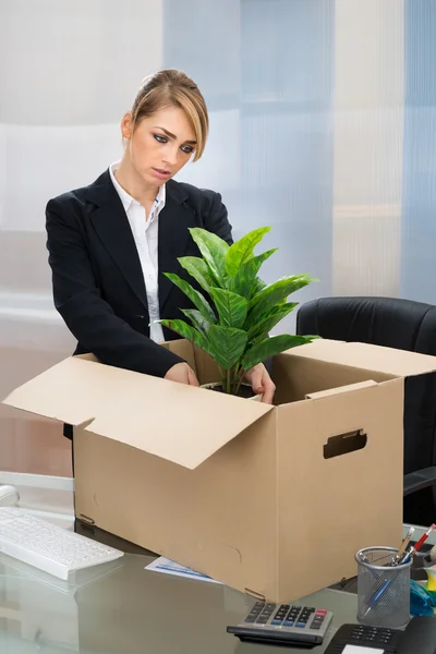 Zakenvrouw verpakking bezittingen — Stockfoto