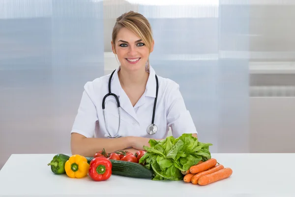 Dietista femenina con verduras —  Fotos de Stock