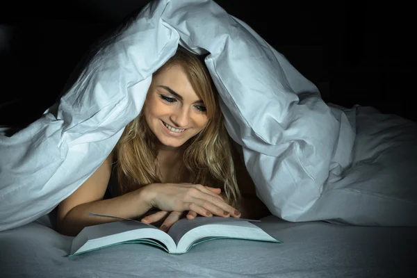 Woman Reading Book — Stock Photo, Image