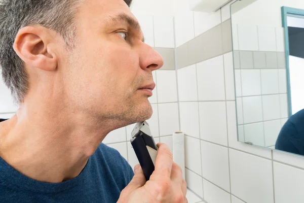 Man Trimming Beard — Stock Photo, Image