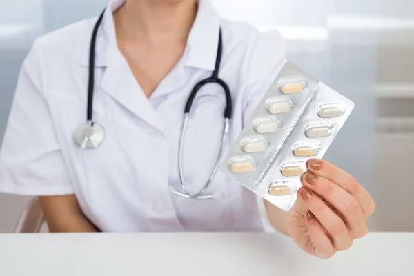 Médico femenino sosteniendo medicina — Foto de Stock