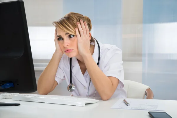 Doctor preocupado mirando a la computadora — Foto de Stock