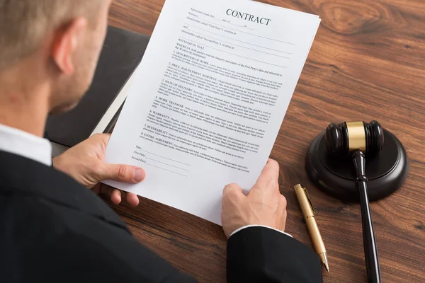 Суддя читання контракт паперу — стокове фото