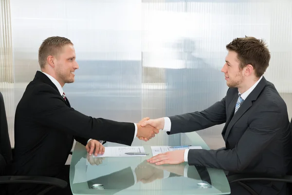 Dos hombres de negocios dándose la mano — Foto de Stock