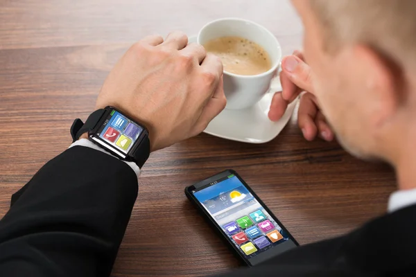 Uomo d'affari con Smartphone e Smart Watch — Foto Stock