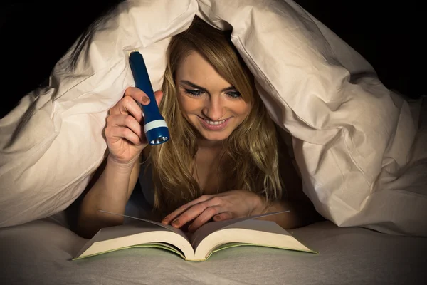 Woman Reading Book — Stock Photo, Image