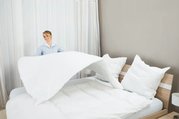 Female Happy Housekeeping Worker — Stock Photo, Image