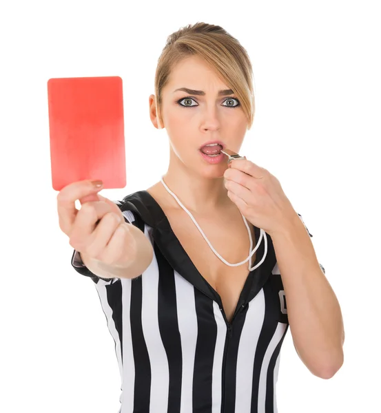 Arbitro con cartellino rosso e fischietto — Foto Stock