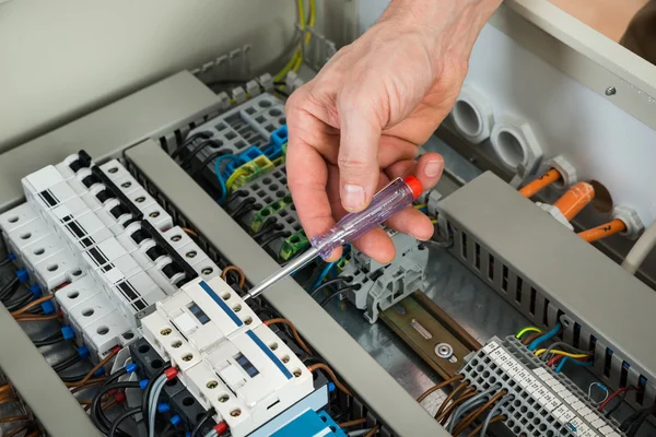 Technicus reparatie fusebox — Stockfoto