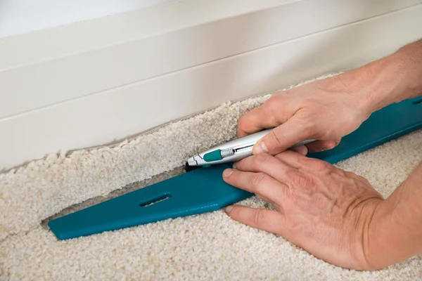 Craftsman Cutting Carpet — Stock Photo, Image