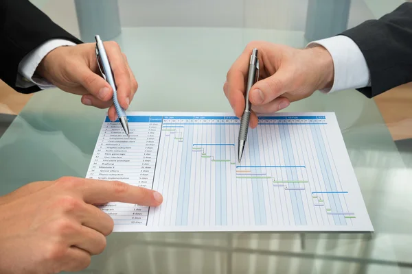 Hommes d'affaires faisant diagramme de Gantt — Photo