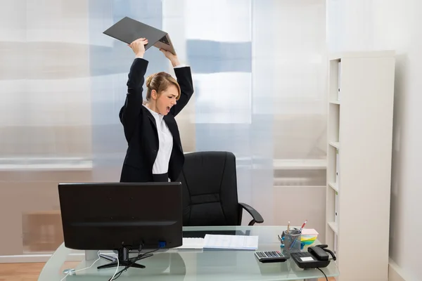 Empresaria enojada lanzando portátil — Foto de Stock