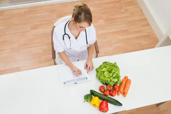 Diëtist schrijven recept — Stockfoto