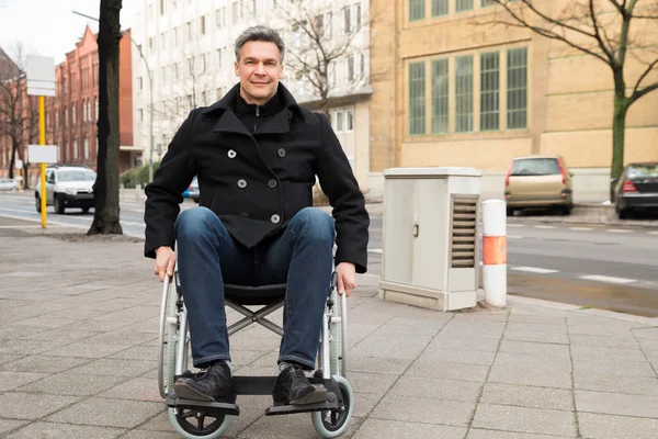 Behinderter Mann im Rollstuhl — Stockfoto