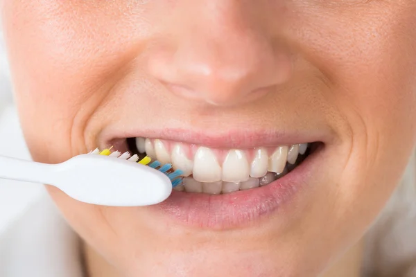 Mujer cepillándose los dientes — Foto de Stock