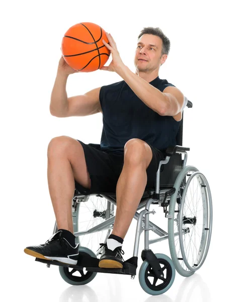 Jugador con discapacidad en silla de ruedas con baloncesto —  Fotos de Stock