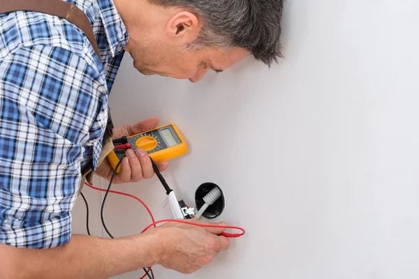 Técnico verificando soquete — Fotografia de Stock