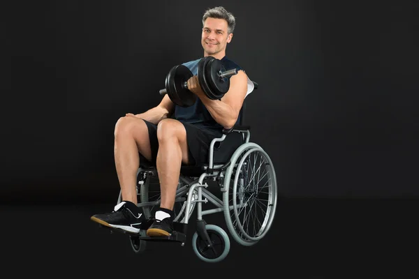Osób niepełnosprawnych człowiek na wózku inwalidzkim — Zdjęcie stockowe