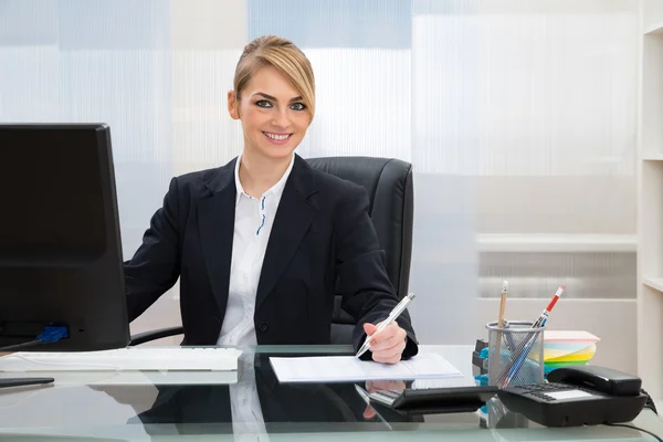 Empresaria que trabaja en la oficina — Foto de Stock